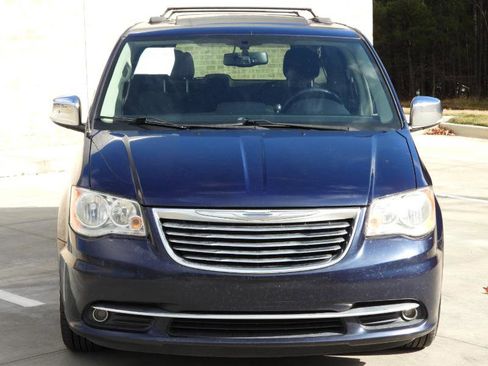 Used 2014 Chrysler Town & Country Touring-L image 20