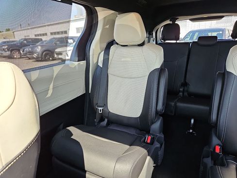Used 2025 Toyota Sienna Platinum AWD/4WD image 13