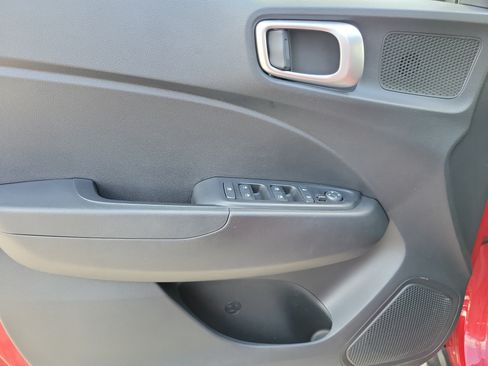 Used 2025 Hyundai Venue SEL FWD image 27