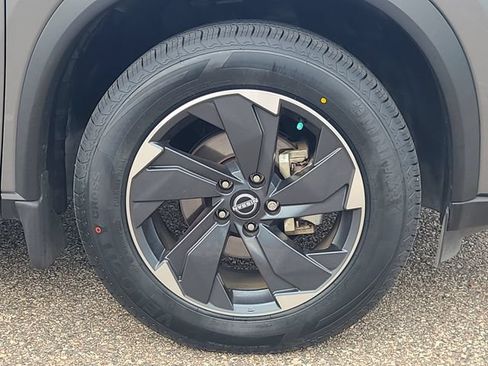 Used 2024 Nissan Rogue SV w/ SV Premium Package FWD image 9