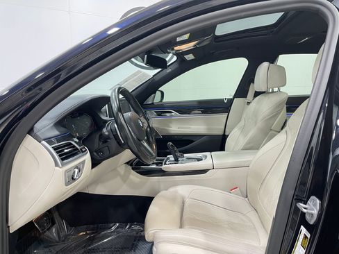 Used 2021 BMW 750i xDrive w/ Executive Package image 13
