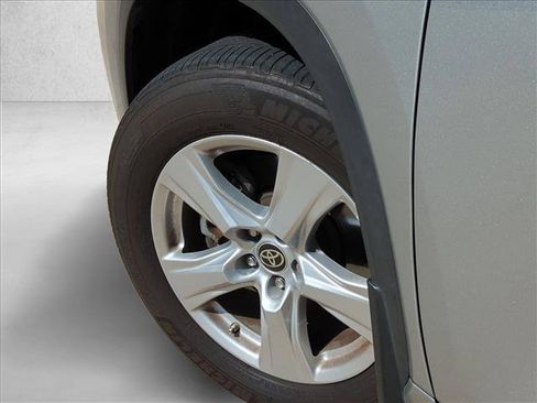 Used 2022 Toyota Highlander L FWD image 10