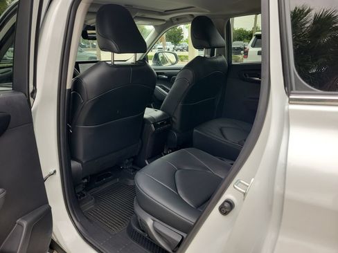 Used 2026 Toyota Highlander XLE AWD/4WD image 11