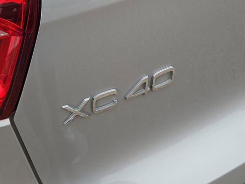 Used 2023 Volvo XC40 B5 Plus AWD/4WD image 12