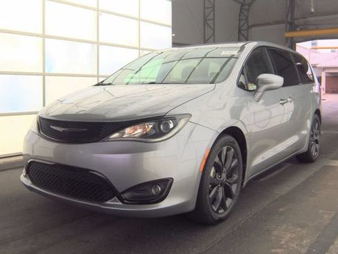 Used 2018 Chrysler Pacifica Touring Plus w/ S Appearance Package FWD image 2