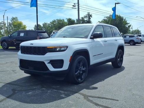 Used 2023 Jeep Grand Cherokee Altitude AWD/4WD image 3