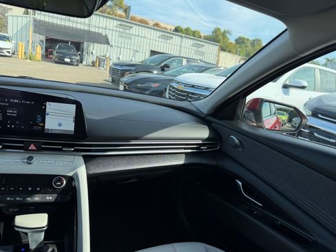 Used 2025 Hyundai Elantra Limited image 35