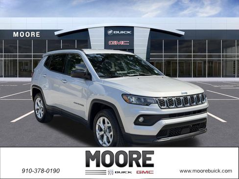 Used 2025 Jeep Compass Latitude AWD/4WD image 1