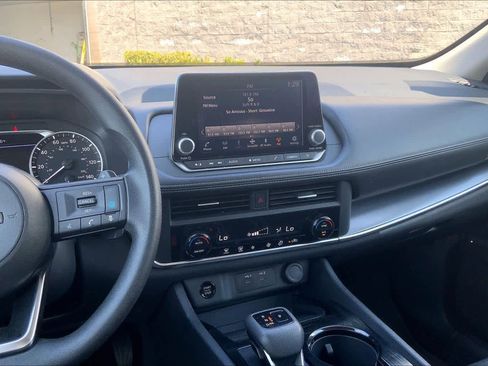 Used 2024 Nissan Rogue SV image 7