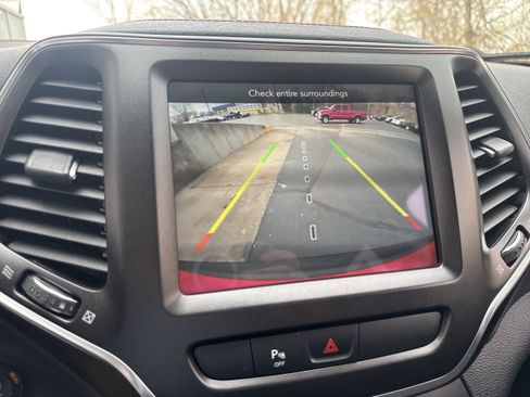 Used 2019 Jeep Cherokee Trailhawk AWD/4WD image 17