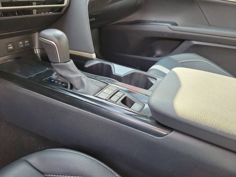 Used 2025 Toyota Camry SE image 29