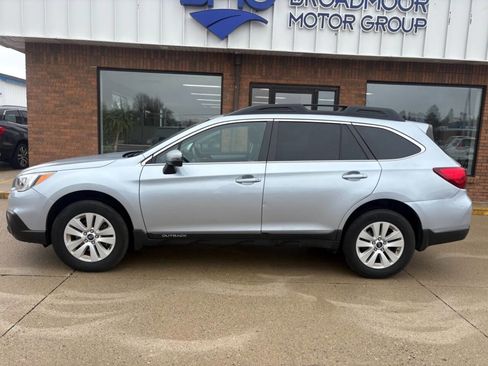 Used 2017 Subaru Outback 2.5i Premium image 2