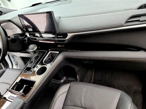 Used 2026 Toyota Sienna Platinum image 16