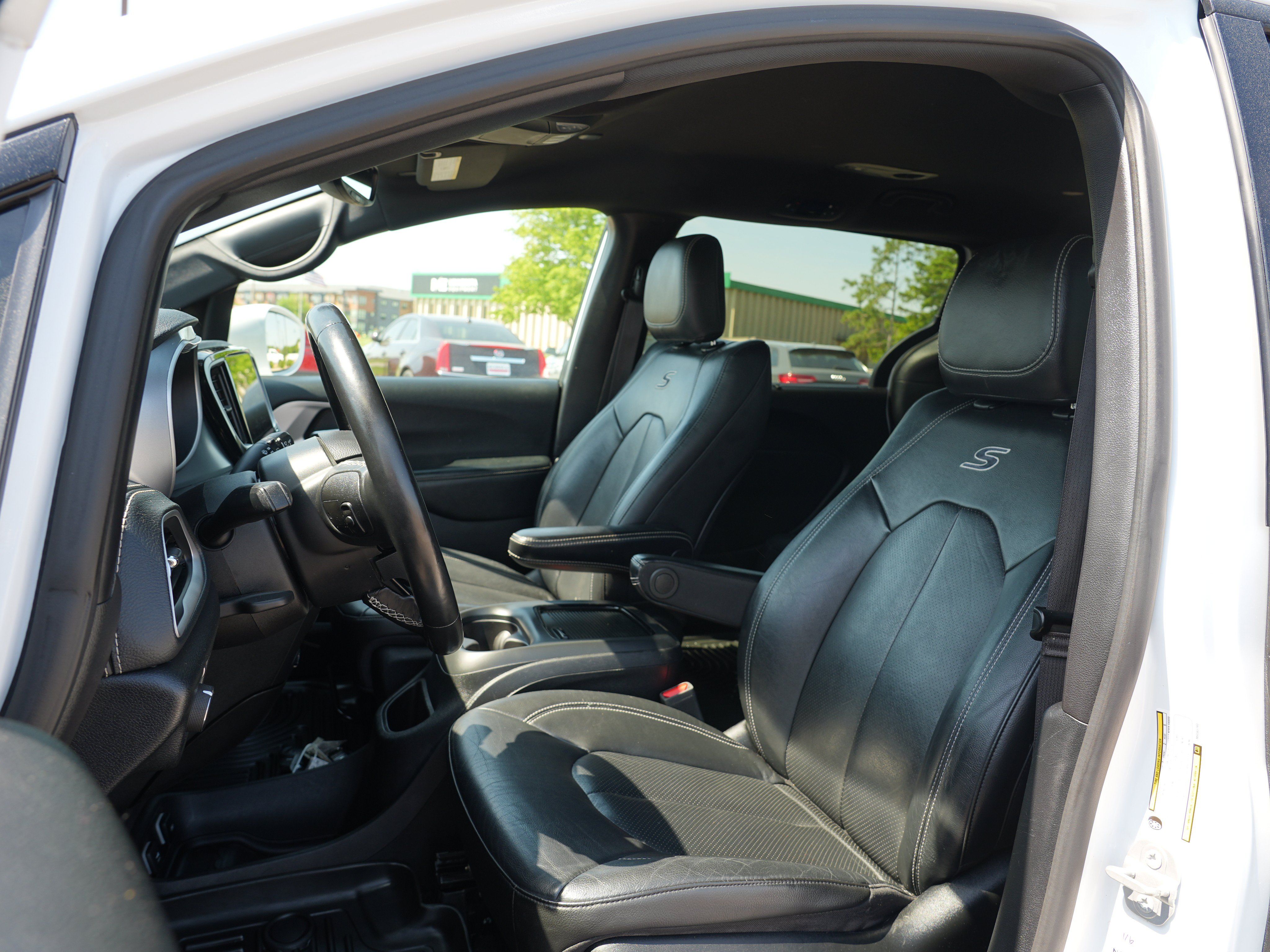 Used 2021 Chrysler Pacifica Touring-L w/ S Appearance Package FWD image 12
