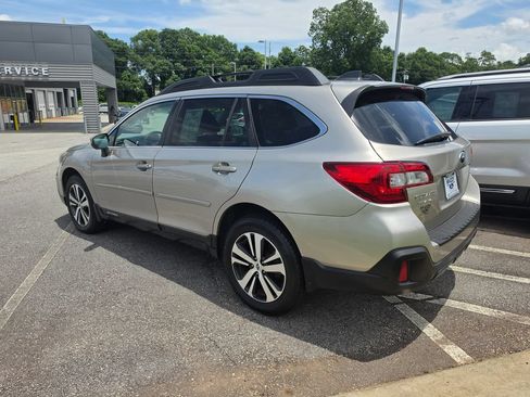 Used 2018 Subaru Outback 2.5i Limited AWD/4WD image 3
