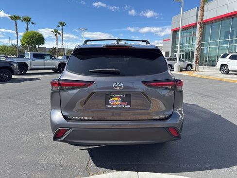 Certified 2024 Toyota Highlander XLE image 6