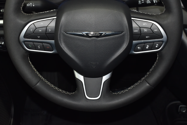 Certified 2025 Chrysler Pacifica Select FWD image 13