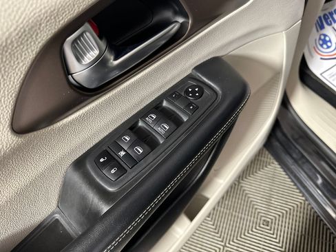 Used 2020 Chrysler Voyager Lxi FWD image 20