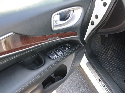 Used 2017 INFINITI QX60 Luxe w/ Deluxe Technology Package image 28