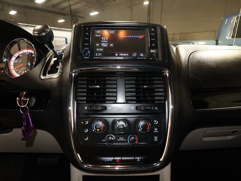 Used 2019 Dodge Grand Caravan SXT FWD image 10