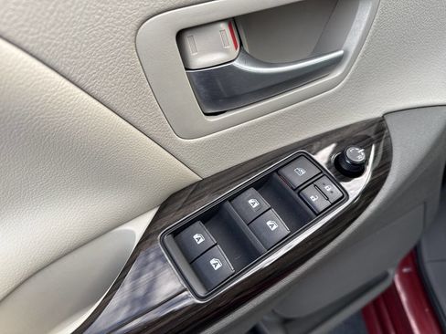 Used 2015 Toyota Sienna XLE 8 Passenger 4dr Mini Van image 66