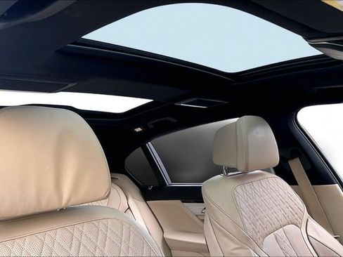 Used 2020 BMW 750i xDrive w/ Executive Package AWD/4WD image 27
