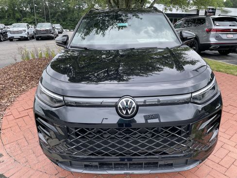 New 2026 Volkswagen Tiguan SE R-Line FWD image 2