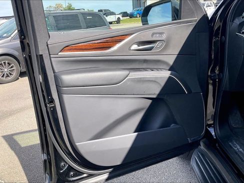 Used 2023 Cadillac Escalade Luxury AWD/4WD image 23