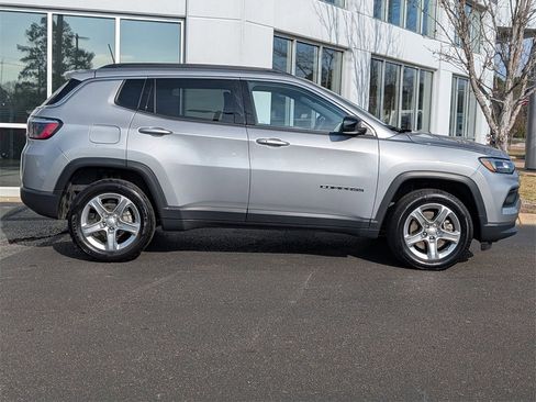 Used 2024 Jeep Compass Latitude image 3