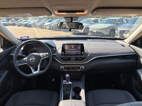 Used 2025 Nissan Altima 2.5 SV FWD image 33