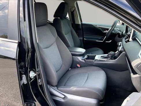 Used 2025 Toyota RAV4 XLE AWD/4WD image 9