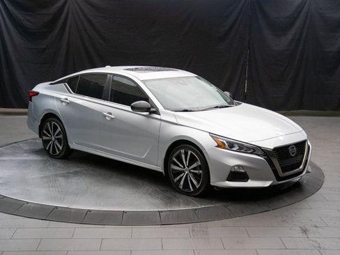 Used 2020 Nissan Altima 2.5 SR w/ Premium Package image 2