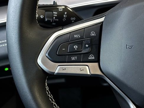 Used 2025 Volkswagen Tiguan SE image 25