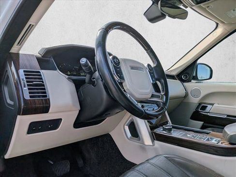 Used 2017 Land Rover Range Rover HSE image 10