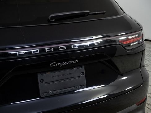 Certified 2022 Porsche Cayenne Platinum Edition w/ Premium Package Plus image 37