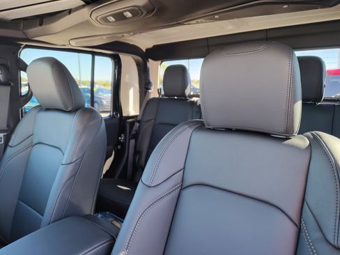 New 2025 Jeep Gladiator Sport w/ Premium Package image 15