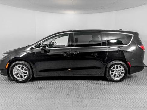 Used 2024 Chrysler Pacifica Touring-L image 3