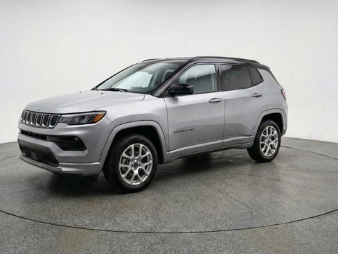 Used 2025 Jeep Compass Limited image 3