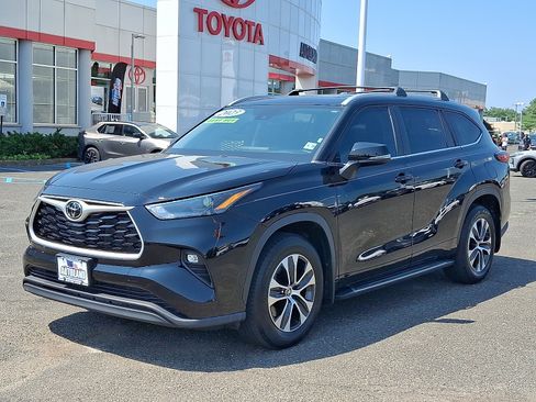 Used 2023 Toyota Highlander XLE AWD/4WD image 3