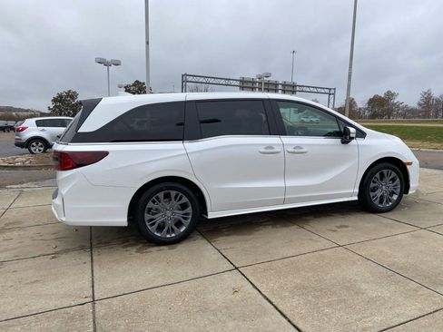 New 2026 Honda Odyssey Touring image 11