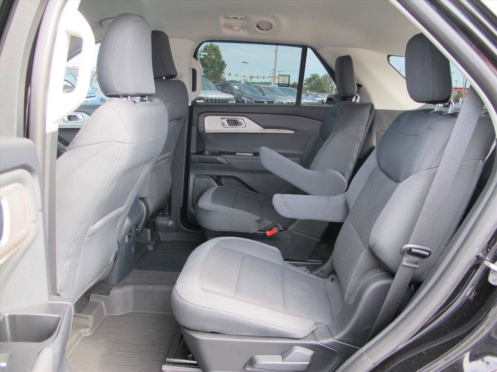 Used 2025 Ford Explorer Active RWD image 16