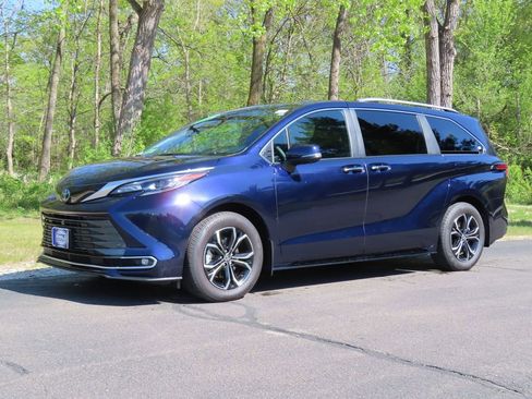 Used 2025 Toyota Sienna Platinum AWD/4WD image 28