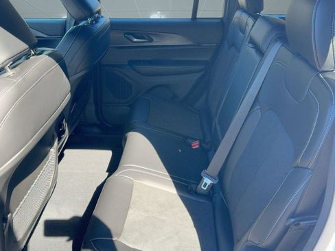 New 2025 Jeep Grand Cherokee Laredo image 14