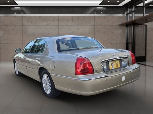Used 2005 Lincoln Town Car Signature RWD image 2