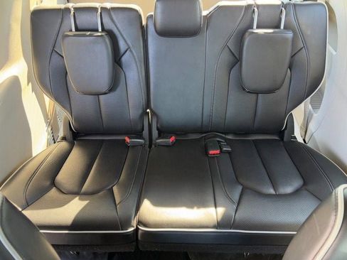 Used 2023 Chrysler Pacifica Limited image 11