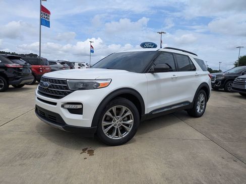 Used 2023 Ford Explorer XLT w/ Equipment Group 202A RWD image 4