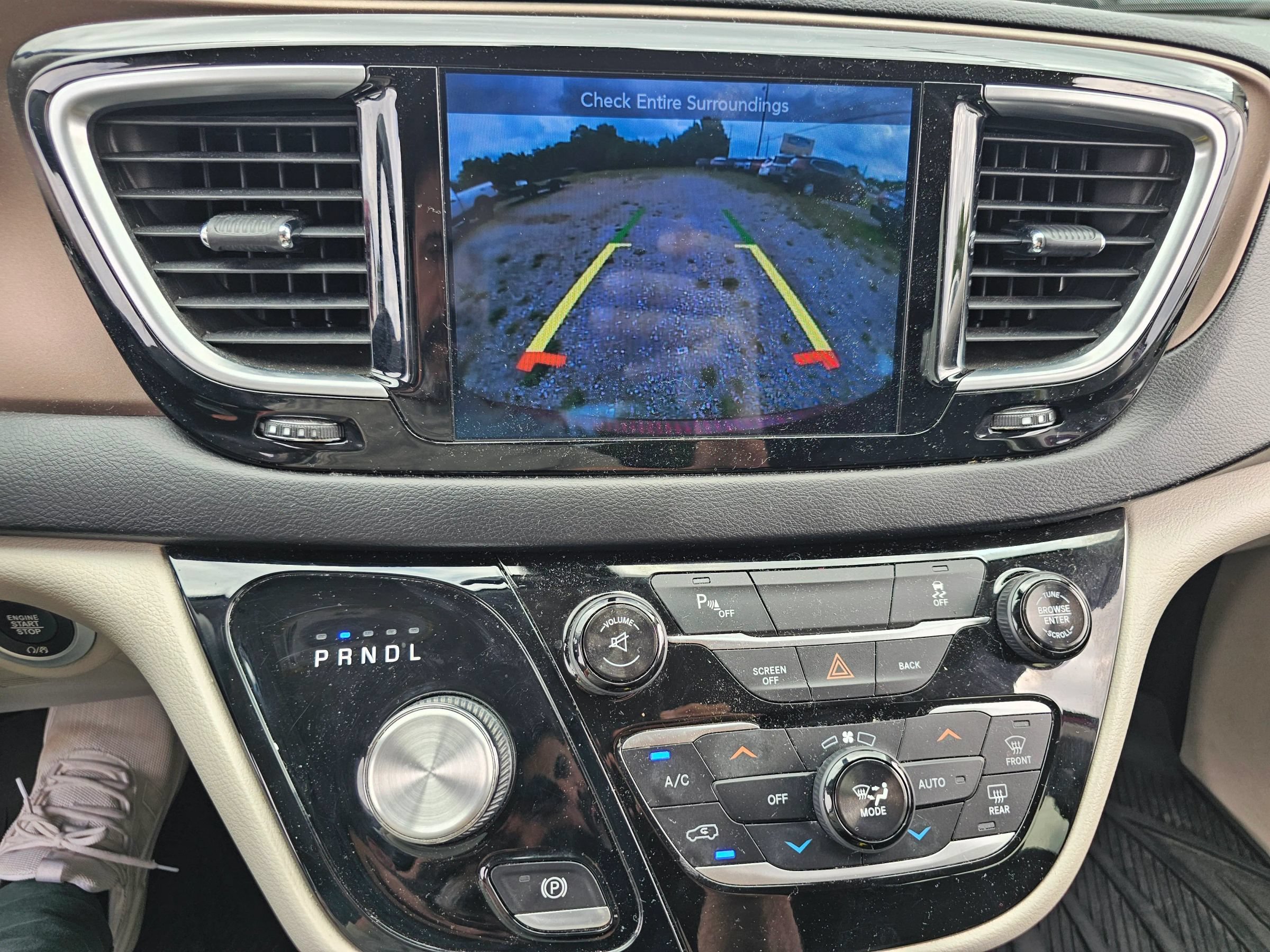 Used 2017 Chrysler Pacifica Touring-L Plus FWD image 18