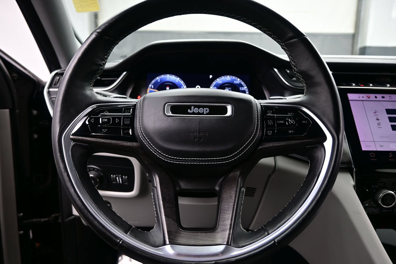 Used 2022 Jeep Grand Cherokee Overland AWD/4WD image 27