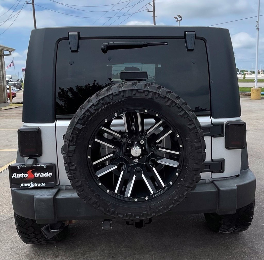 Used 2010 Jeep Wrangler Unlimited Rubicon AWD/4WD image 8