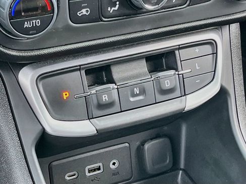 Used 2024 GMC Terrain SLE w/ Driver Convenience Package FWD image 16